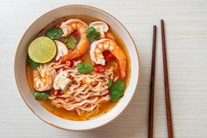 instant noodles ramen in pittige soep met garnalen of tom yum kung foto