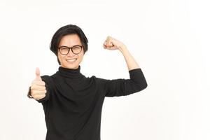 stijgen armen biceps en tonen duimen omhoog van knap Aziatisch Mens geïsoleerd Aan wit achtergrond foto