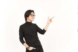 tonen Product en richten kant gebruik makend van wijsvinger van knap Aziatisch Mens geïsoleerd Aan wit foto