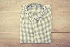 shirt op houten achtergrond foto