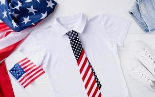 wit polo overhemd met Verenigde Staten van Amerika vlag voor mockup ontwerp, vierde juli viering foto