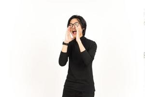 Aankondiging met handen over- mond van knap Aziatisch Mens geïsoleerd Aan wit achtergrond foto
