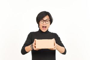 Holding pakket doos of karton doos van knap Aziatisch Mens geïsoleerd Aan wit achtergrond foto