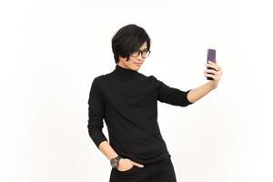 nemen een selfie gebruik makend van smartphone van knap Aziatisch Mens geïsoleerd Aan wit achtergrond foto