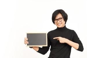 laten zien, presenteren en Holding blanco schoolbord van knap Aziatisch Mens geïsoleerd Aan wit achtergrond foto