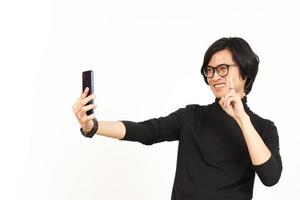 nemen een selfie gebruik makend van smartphone van knap Aziatisch Mens geïsoleerd Aan wit achtergrond foto