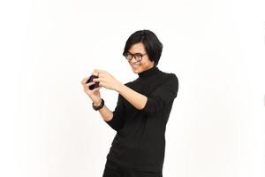spelen mobiel spel Aan smartphone van knap Aziatisch Mens geïsoleerd Aan wit achtergrond foto