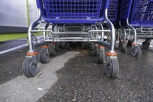 geparkeerd supermarkt karren foto