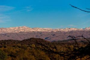 panoramisch visie van de besneeuwd berg bereiken in de calamuchita vallei, Cordoba, Argentinië foto