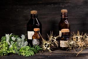 vergiftigen flessen, hemlock bloemen en buroendanga zaden foto