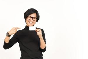 Holding en tonen blanco credit of bank kaart van knap Aziatisch Mens geïsoleerd Aan wit achtergrond foto