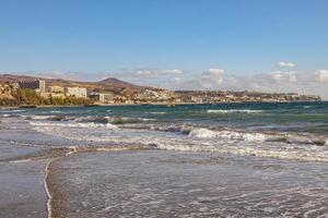 zonnig landschap met de strand del ingles Aan de Spaans kanarie eiland oma canaria foto