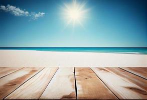 houten tafel top Aan vervagen tropisch strand achtergrond foto