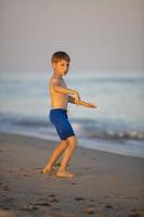 kind Bij zee. een jongen Toneelstukken Aan de kust. foto