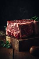 rauw rundvlees steak Aan snijdend bord met kruiden en specerijen Aan houten achtergrond foto