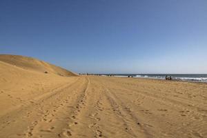 zomer woestijn landschap Aan een warm zonnig dag van maspalomen duinen Aan de Spaans eiland van oma canaria foto
