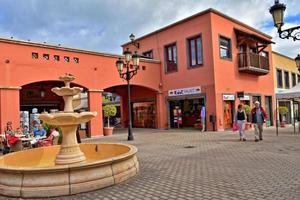 stad van corralejo Aan de Spaans kanarie eiland Fuerteventura Aan een warm vakantie dag foto