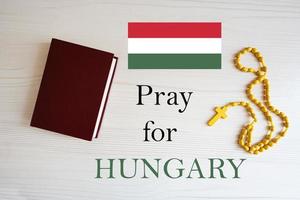 bidden voor Hongarije. rozenkrans en heilig Bijbel achtergrond. foto