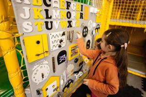 twee zussen spelen met bezig bord Bij kinderen Speel centrum. foto