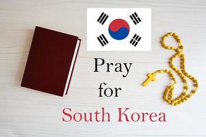 bidden voor zuiden Korea. rozenkrans en heilig Bijbel achtergrond. foto