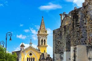 cuernavaca kathedraal en kleurrijk koloniaal architectuur van cuernavaca straten in Mexico morelos foto