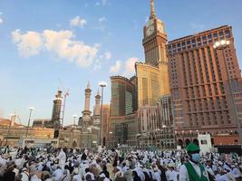 mekka, saudi Arabië, april 2023 - pelgrims van verschillend landen in de omgeving van de wereld zijn bezig breken hun snel in de binnenplaats buiten masjid al-haram. foto