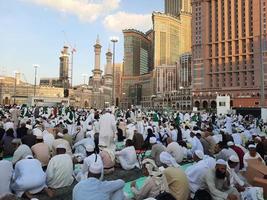 mekka, saudi Arabië, april 2023 - pelgrims van verschillend landen in de omgeving van de wereld zijn bezig breken hun snel in de binnenplaats buiten masjid al-haram. foto