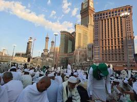 mekka, saudi Arabië, april 2023 - pelgrims van verschillend landen in de omgeving van de wereld zijn bezig breken hun snel in de binnenplaats buiten masjid al-haram. foto