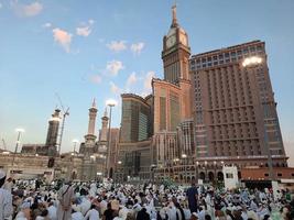 mekka, saudi Arabië, april 2023 - pelgrims van verschillend landen in de omgeving van de wereld zijn bezig breken hun snel in de binnenplaats buiten masjid al-haram. foto