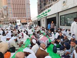 mekka, saudi Arabië, april 2023 - pelgrims van verschillend landen in de omgeving van de wereld zijn bezig breken hun snel in de binnenplaats buiten masjid al-haram. foto