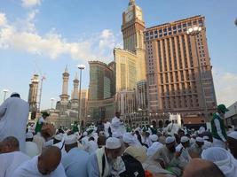 mekka, saudi Arabië, april 2023 - pelgrims van verschillend landen in de omgeving van de wereld zijn bezig breken hun snel in de binnenplaats buiten masjid al-haram. foto