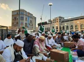 mekka, saudi Arabië, april 2023 - pelgrims van verschillend landen in de omgeving van de wereld zijn bezig breken hun snel in de binnenplaats buiten masjid al-haram. foto