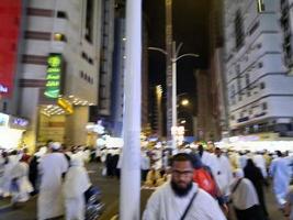 mekka, saudi Arabië, april 2023 - een groot aantal van pelgrims van allemaal over- de wereld verzamelen Aan de buitenste weg in de buurt masjid al haram, mekka Bij nacht. foto