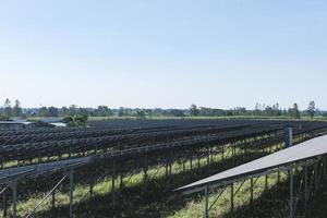 achtergrond van fotovoltaïsche cel boerderij of zonne- panelen veld- eco vriendelijk en schoon energie foto