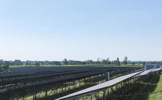 achtergrond van fotovoltaïsche cel boerderij of zonne- panelen veld- eco vriendelijk en schoon energie foto