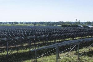 achtergrond van fotovoltaïsche cel boerderij of zonne- panelen veld- eco vriendelijk en schoon energie foto