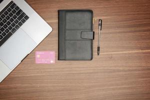 laptop, kladblok Aan houten tafel kantoor concept, briefpapier, vlak leggen foto