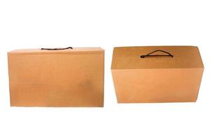 rechthoekig bruin karton doos met touw omgaan met Aan een wit achtergrond foto
