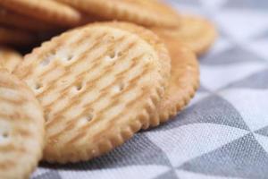 crackers op tafelkleed close-up