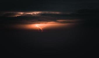 bliksem onweersbui flash over- de nacht lucht. concept Aan onderwerp het weer, rampen foto