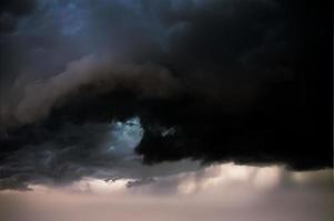 bliksem onweersbui flash over- de nacht lucht. concept Aan onderwerp het weer, rampen foto