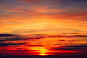 echt verbazingwekkend panoramisch zonsopkomst of zonsondergang lucht met teder kleurrijk wolken. lang panorama, Bijsnijden het foto