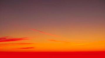 echt verbazingwekkend panoramisch zonsopkomst of zonsondergang lucht met teder kleurrijk wolken. lang panorama, Bijsnijden het foto