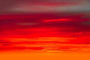 echt verbazingwekkend panoramisch zonsopkomst of zonsondergang lucht met teder kleurrijk wolken. lang panorama, Bijsnijden het foto