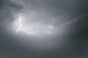 bliksem onweersbui flash over- de nacht lucht. concept Aan onderwerp het weer, rampen foto