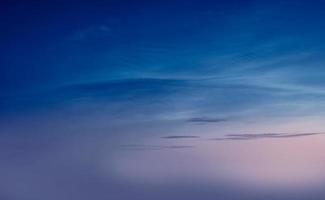 zomer blauwe hemel wolk gradiënt lichte witte achtergrond. schoonheid helder bewolkt in de zon kalme heldere winterlucht gemaakt. somber levendig cyaan landschap in omgeving dag horizon skyline uitzicht lente wind foto