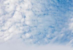 zomer blauwe hemel wolk gradiënt lichte witte achtergrond. schoonheid helder bewolkt in de zon kalme heldere winterlucht gemaakt. somber levendig cyaan landschap in omgeving dag horizon skyline uitzicht lente wind foto