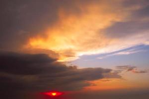 echt verbazingwekkend panoramisch zonsopkomst of zonsondergang lucht met teder kleurrijk wolken. lang panorama, Bijsnijden het foto