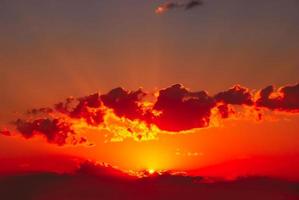 echt verbazingwekkend panoramisch zonsopkomst of zonsondergang lucht met teder kleurrijk wolken. lang panorama, Bijsnijden het foto