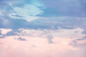 zomer blauwe hemel wolk gradiënt lichte witte achtergrond. schoonheid helder bewolkt in de zon kalme heldere winterlucht gemaakt. somber levendig cyaan landschap in omgeving dag horizon skyline uitzicht lente wind foto